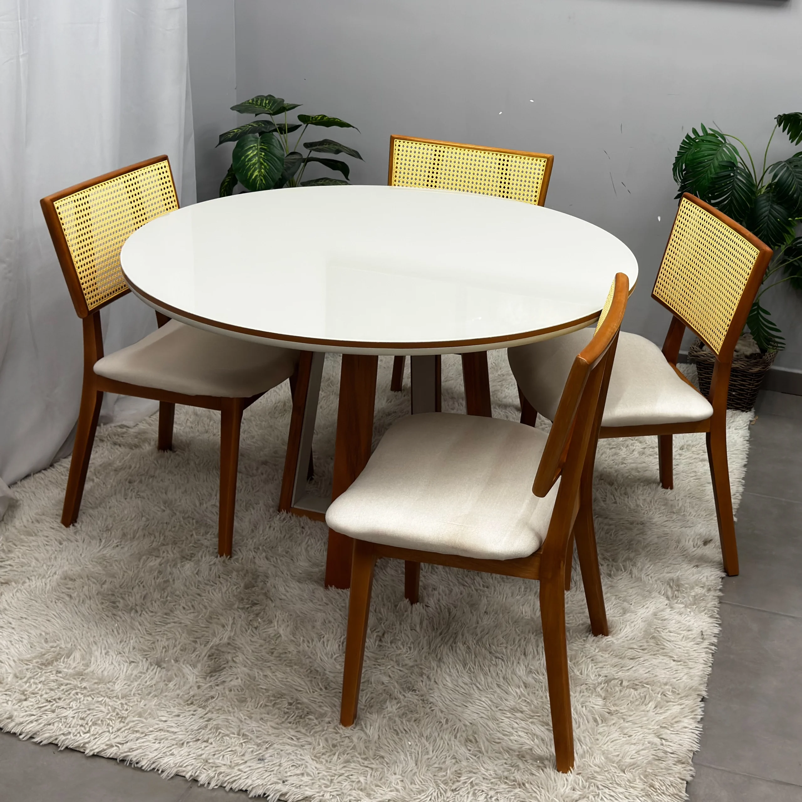 Mesa Atlanta 100 x 100 com 4 Cadeiras Livia