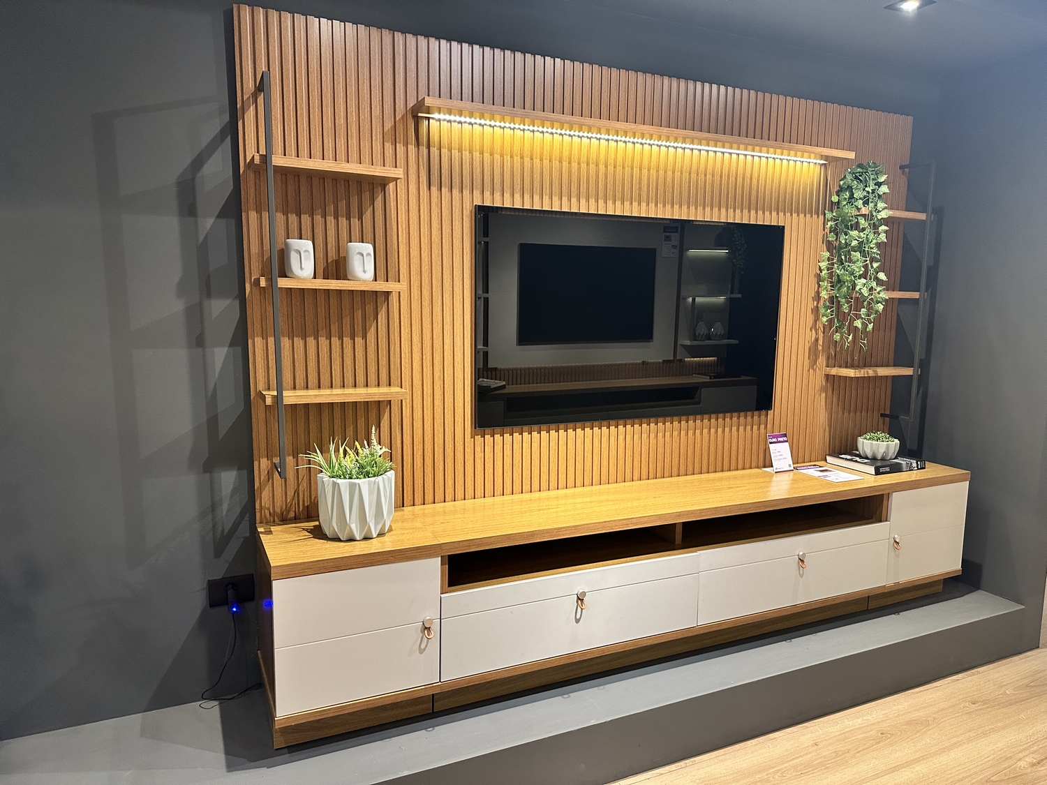 Painel + Rack + Dois Módulos Laterais Ouro Preto Nature/Off White – LINEA BRASIL - Image 2