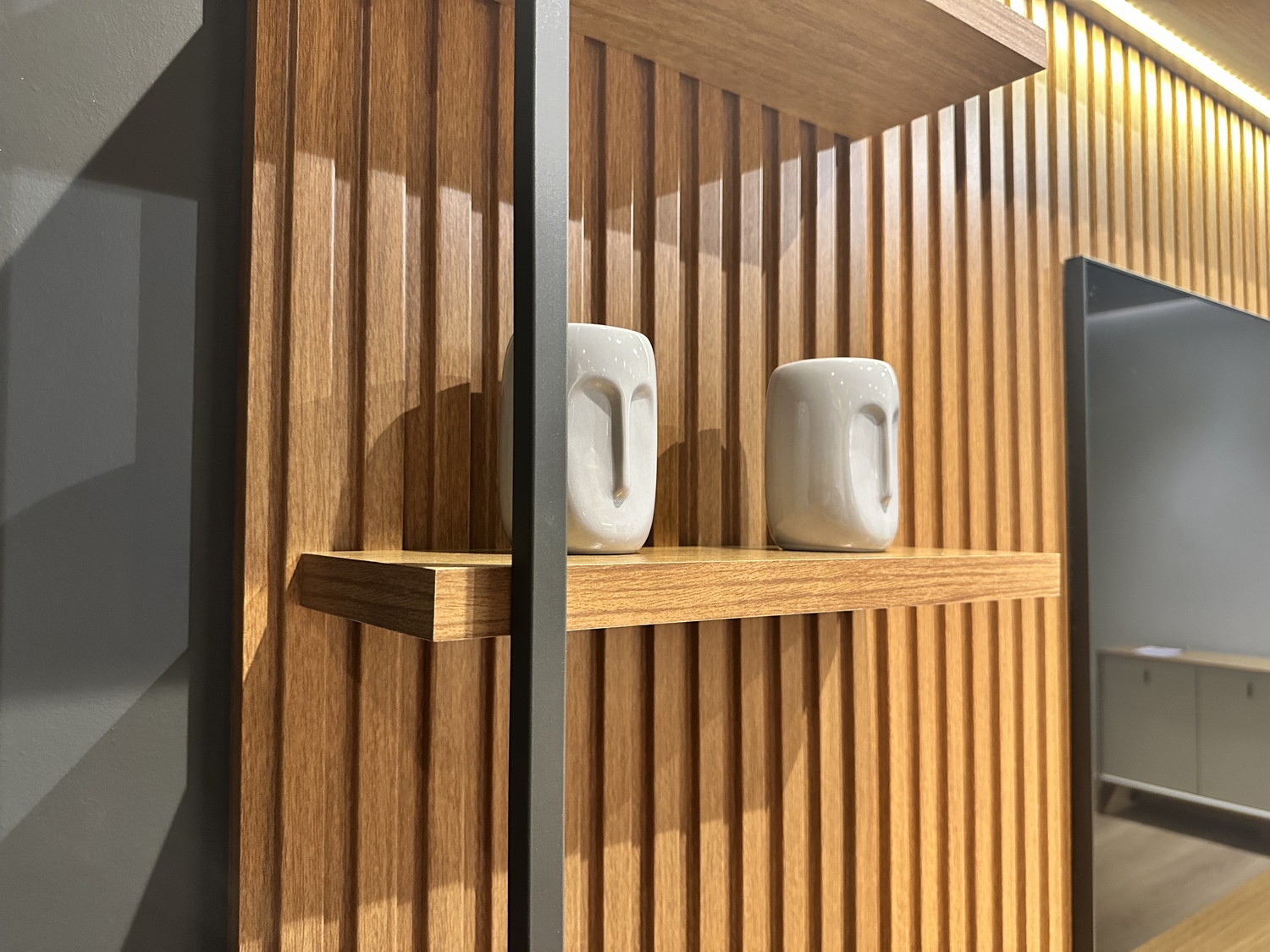 Painel + Rack + Dois Módulos Laterais Ouro Preto Nature/Off White – LINEA BRASIL - Image 4