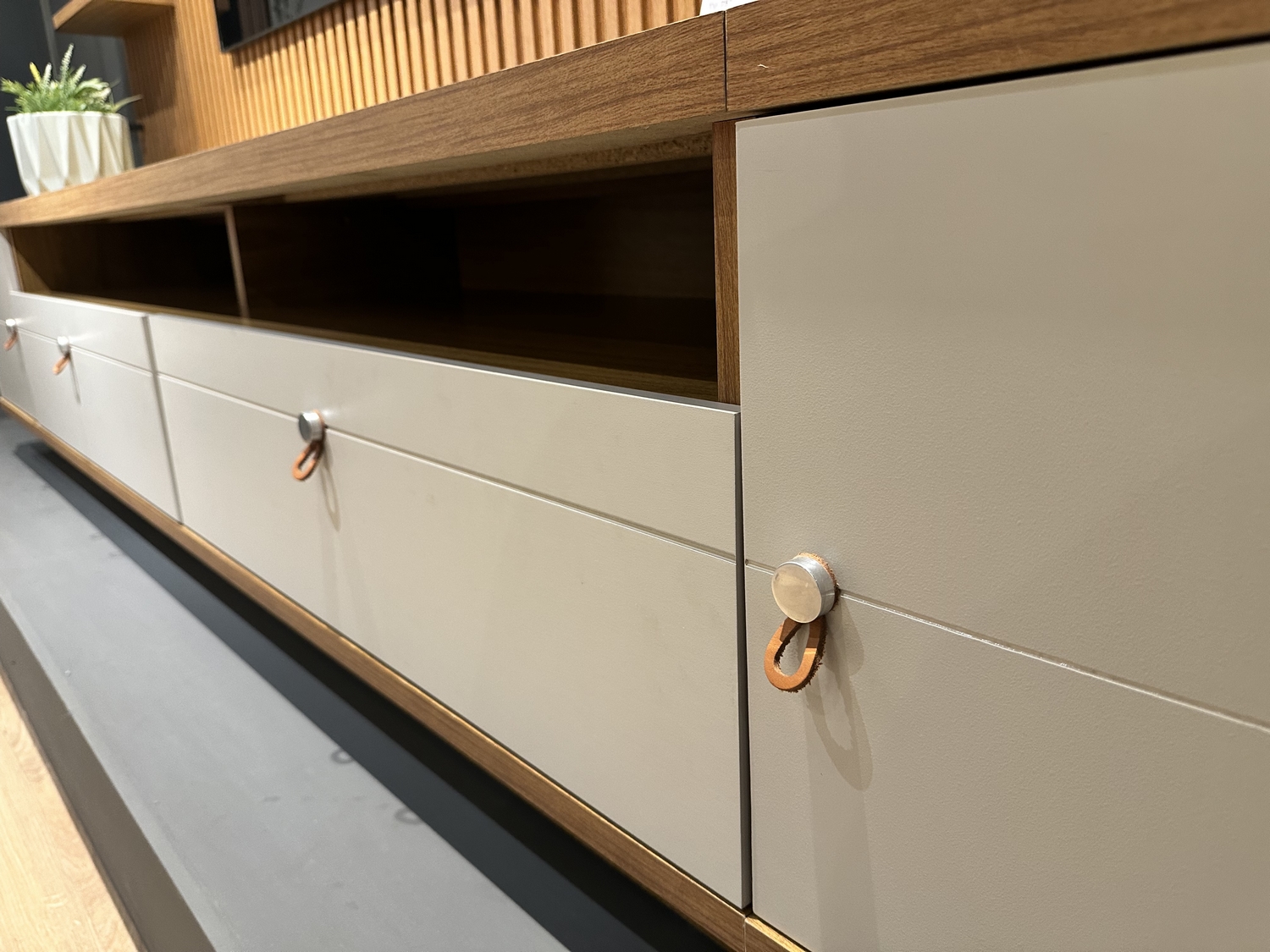 Painel + Rack + Dois Módulos Laterais Ouro Preto Nature/Off White – LINEA BRASIL - Image 3