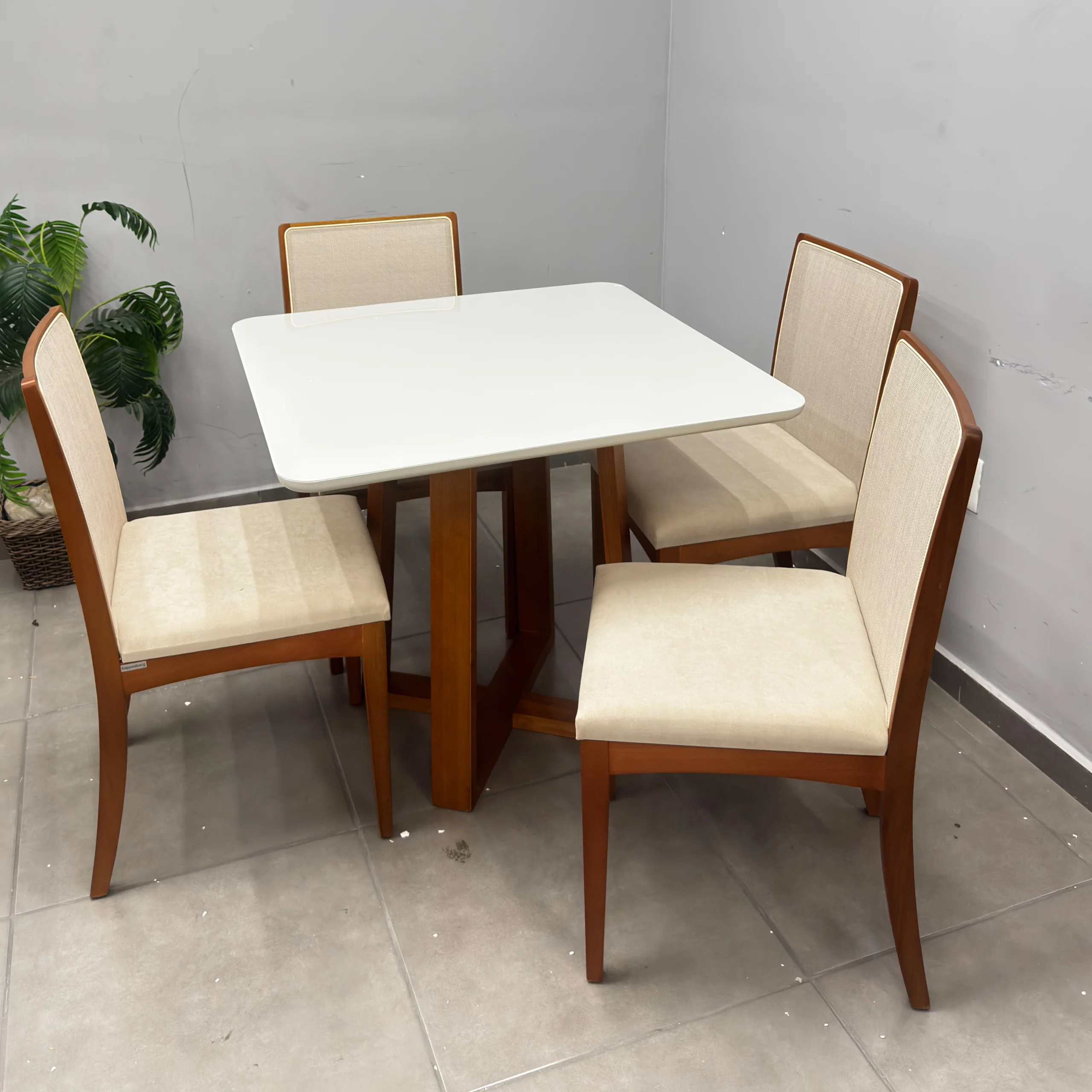 Mesa de Jantar Bali 90 x 90 com 4 Cadeiras Lara Kappesberg