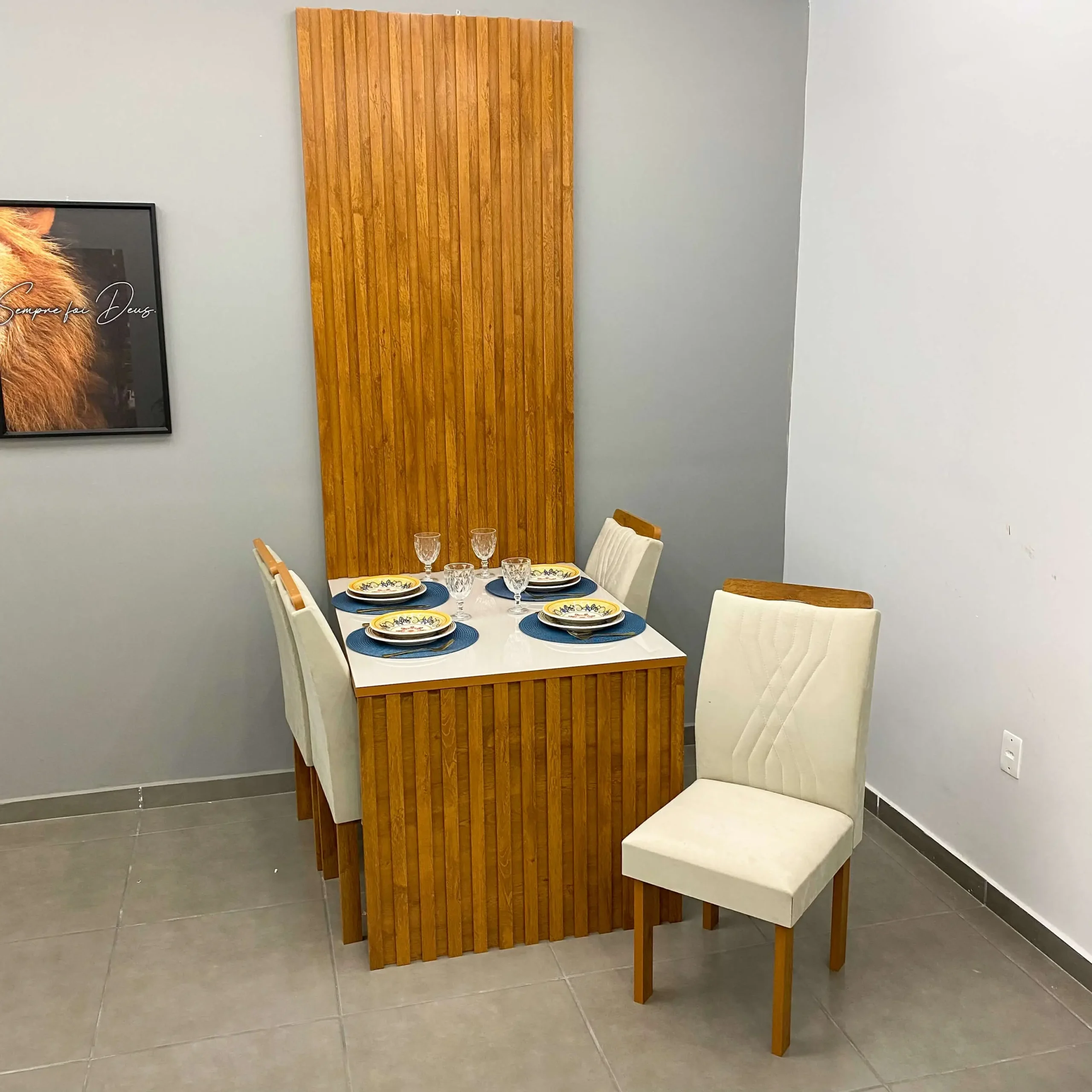Mesa Cancum 120 x 90 com Painel Ripado + 4 Cadeiras Cel