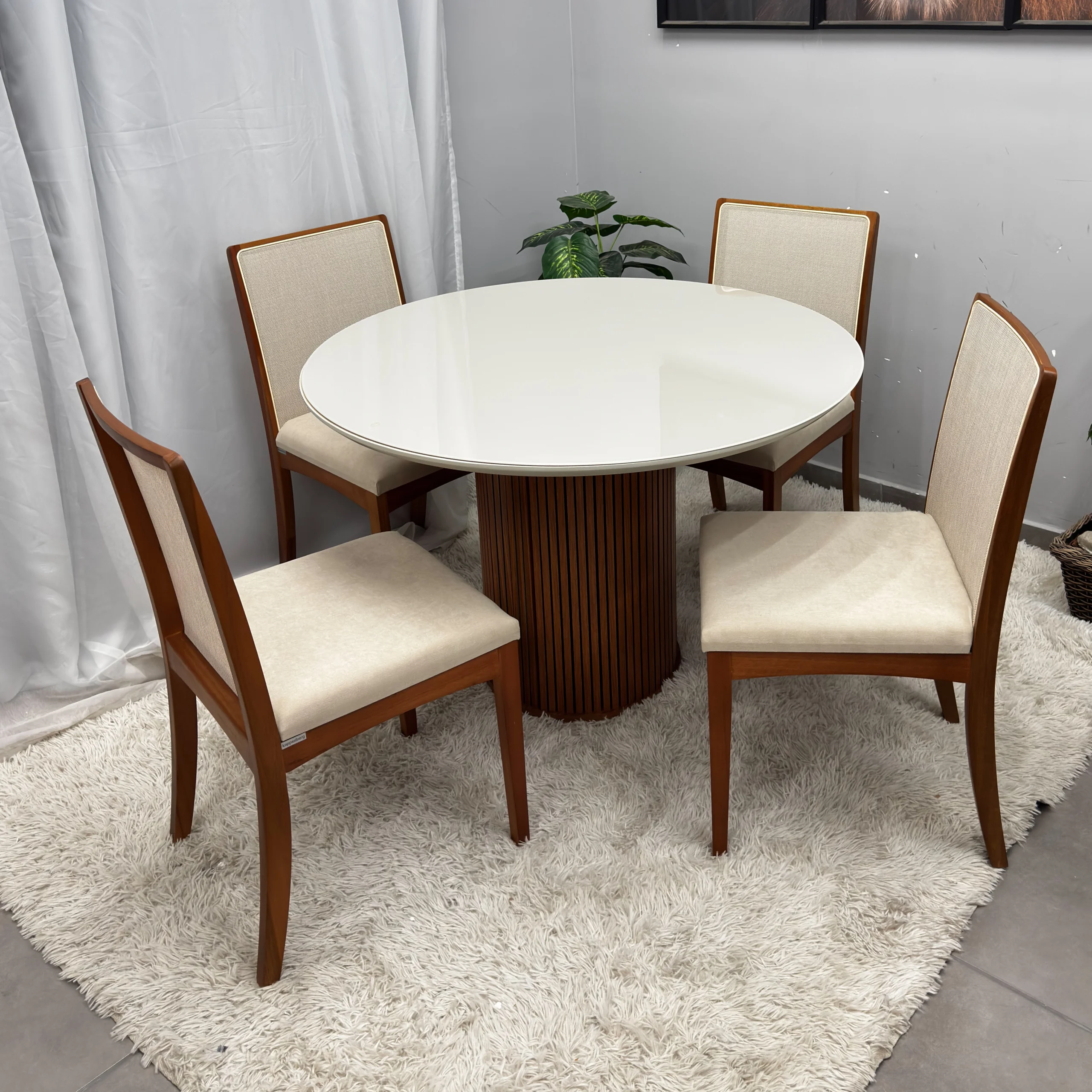 Mesa Dara Redonda Com Vidro 110 x 110 Com 4 Cadeiras Lara Kappesberg