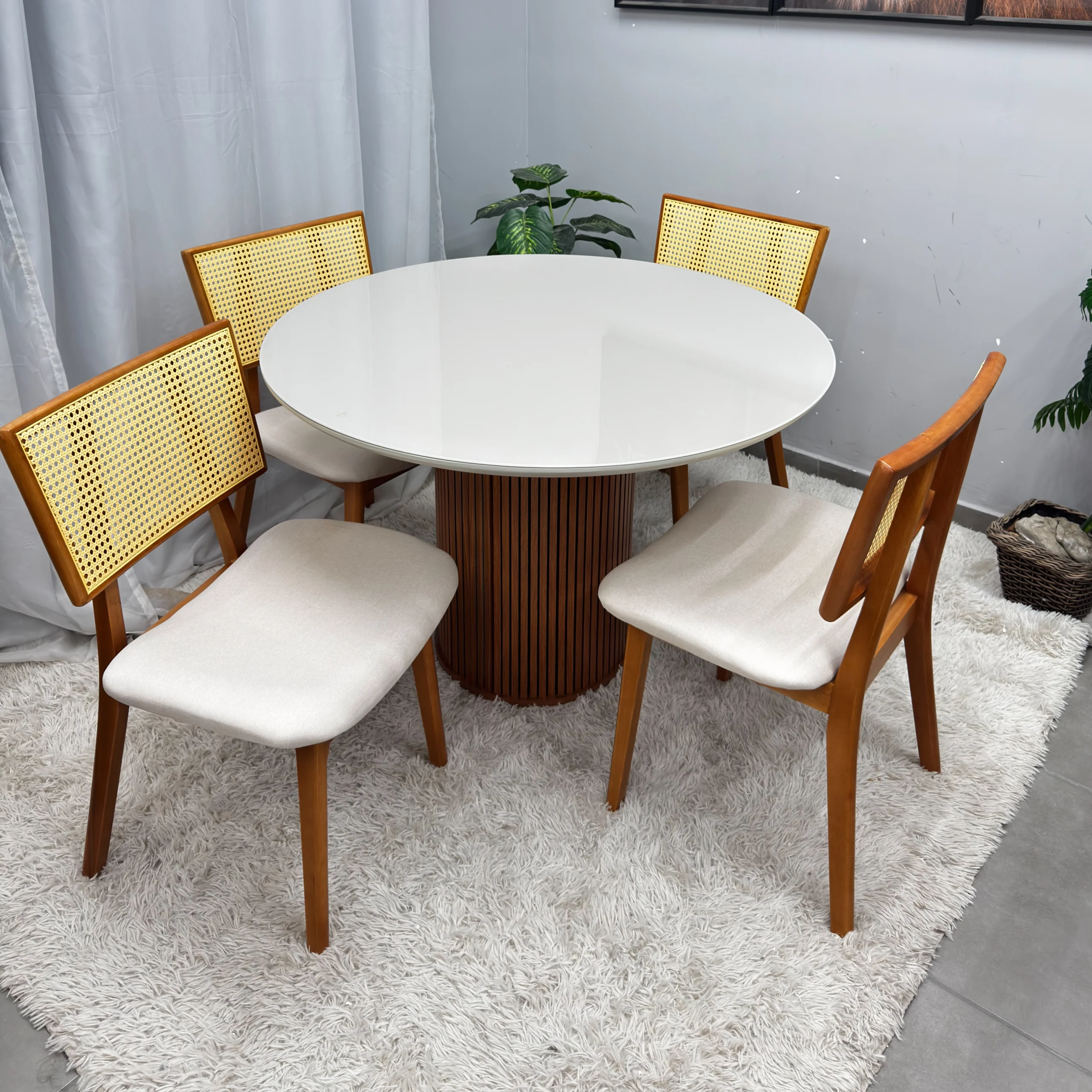 Mesa Dara Redonda Com Vidro 110 x 110 Com 4 Cadeiras Lívia