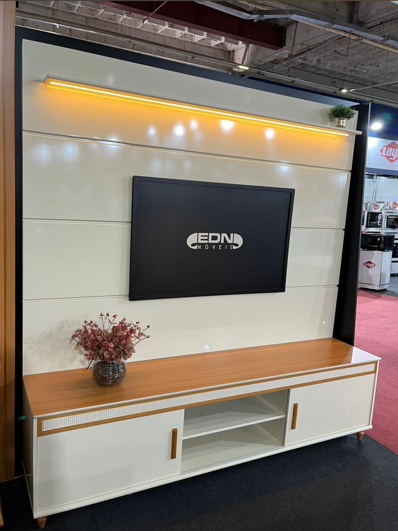 Painel até 75″ Bliss + Rack Comodoro 2.18 Off White/Cedro – EDN MÓVEIS