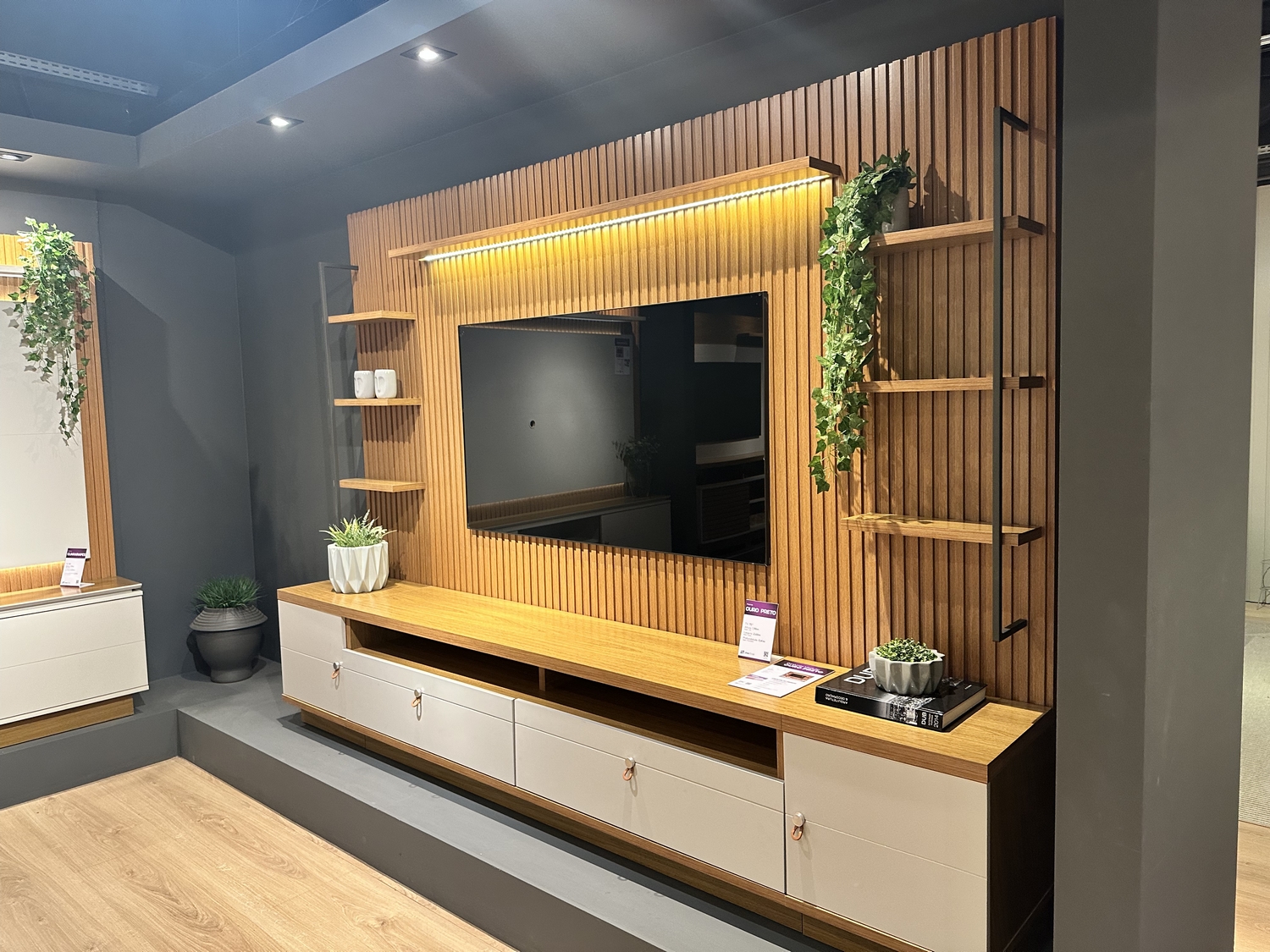 Painel + Rack + Dois Módulos Laterais Ouro Preto Nature/Off White – LINEA BRASIL