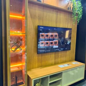 Painel até 75″ Dominus 2,32 m Naturale + Rack Dux Naturale/Off White + Cristaleira Dominus Naturale – MAVAULAR